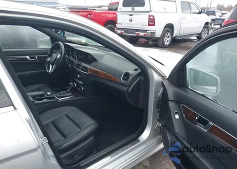 2012 Mercedes-Benz C 300 Sport 4Matic z USA, uszkodzony, nr VIN WDDGF8BB9CR192390